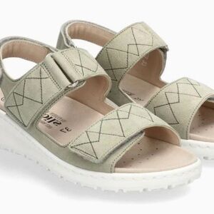 MEPHISTO BRITANY SANDALS - LIGHT KHAKI LIAM - SIZE 8.5 (EURO 39)